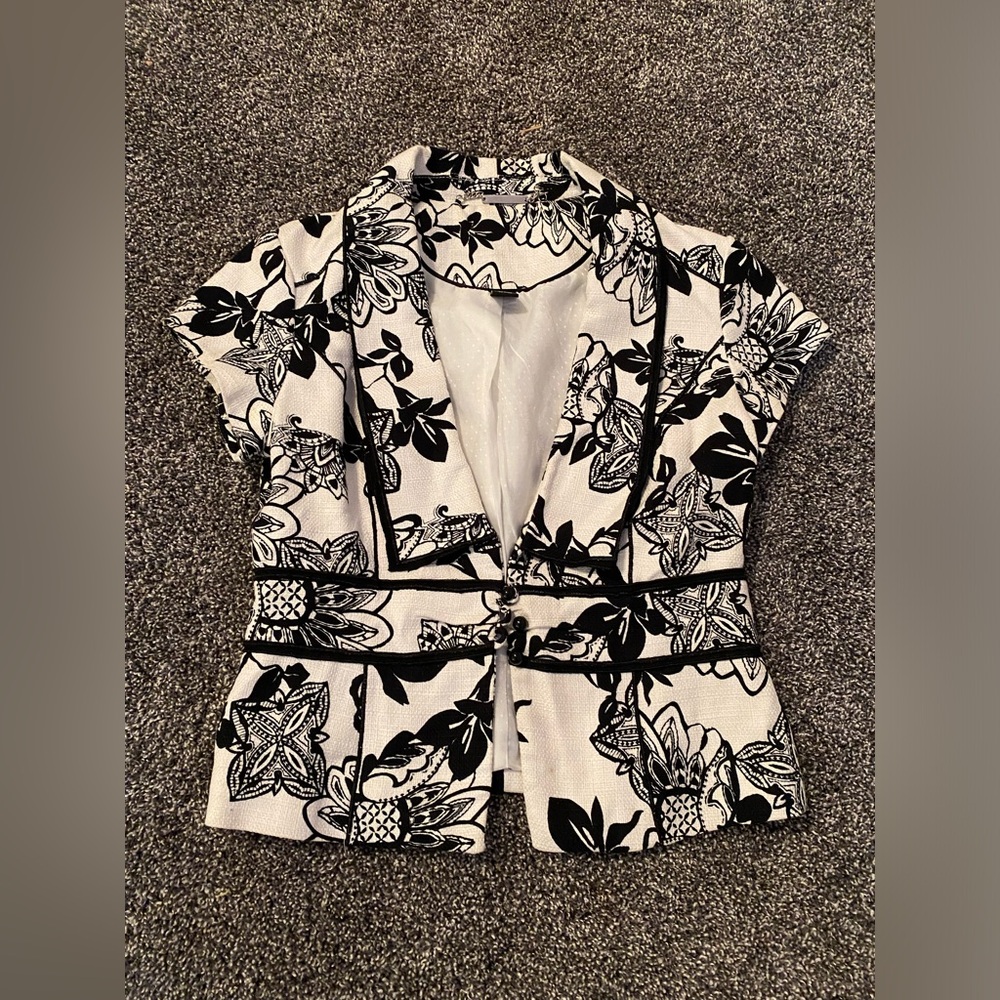 White/Black House Market short sleeve blazer. Size 6